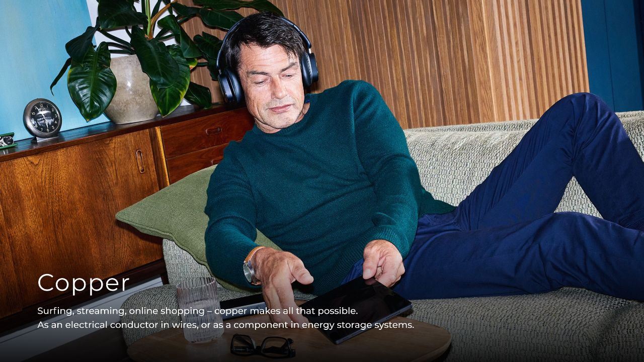 2025-swisscampaign-kupfer-sofa-en